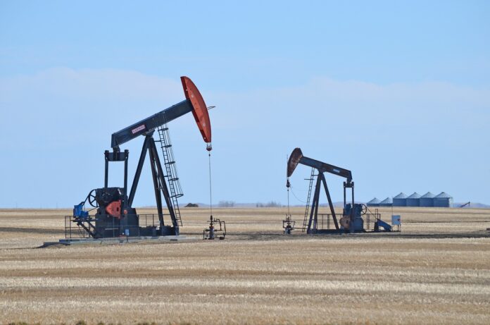 pumpjack-7059383_1280