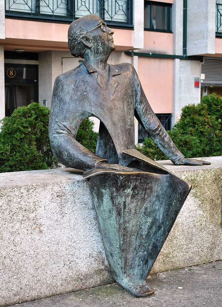 Jose Saramago Statue